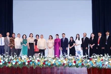 La vice-présidente du Comité populaire de Hô Chi Minh-Ville, Trân Thi Diêu Thuy (8e à partir de la droite), l’ambassadeur des Philippines Meynardo Montealegre (8e à partir de la gauche), la consule générale honoraire Lê Thi Phung (au centre) et d’autres délégués présents à l’événement. Photo : VNA.