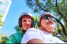 Richard Quest et son ami Po Trân de Joy Journeys en route pour Hô Chi Minh- Ville. Photo : CNN.
