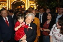 Le Secrétaire général du PCV Nguyên Phu Trong, et des habitants autour du Lac de l'Ouest à la veille du Nouvel An 2019. Photo : VNA
