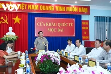 Le Président de l'AN vietnamienne, Vuong Dinh Huê (debout), travaille avec le personnel du poste-frontière Môc Bài. Photo : VOV.