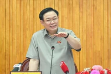 Le Président de l’AN vietnamienne Vuong Dinh Huê, lors d'une séance de travail avec la Permanence du Comité du Parti de la province de Tây Ninh, le 3 janvier. Photo : NDEL.