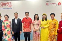 Le Premier ministre singapourien Lawrence Wong pose avec la vice-ministre vietnamienne des Affaires étrangères Lê Thi Thu Hang et les membres de la délégation. Photo : VNA