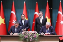 Le PM vietnamien, Pham Minh Chinh (debout, à gauche) et le Vice-Président turc, Cevdet Yilmaz (debout, à droite)) assistent à la cérémonie de signature de la lettre d'intention sur la coopération entre Vietnam Airlines et Turkish Airlines. Photo : VNA.