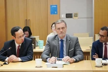 L'ambassadeur de France au Vietnam, Olivier Brochet (au centre), lors d'une séance de travail entre la délégation du groupe EDF et le ministère vietnamien des Sciences et des Technologies. Photo : most.gov.vn