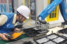 Un ouvrier travaillant dans une usine Samsung. Photo : VNA.