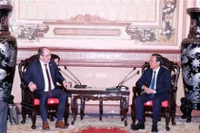 Le président du Comité populaire de Hô Chi Minh-Ville, Phan Van Mai (à droite), et le ministre tchèque de l'Agriculture, Marek Vyborny. Photo: VNA.