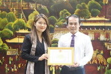 Le président du Comité populaire de la ville de Huê, Vo Lê Nhât (à droite), remet le titre de « Citoyenne d’honneur » à la vice-directrice nationale de la KOICA au Vietnam, Yoo Soo Yeon. Photo : huecity.gov.vn.