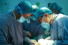 Des médecins de l’hôpital d’amitié Vietnam-Allemagne réalisent une transplantation simultanée du cœur et du foie. Photo: NDEL.