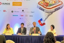 L'ambassadeur de France au Vietnam, Olivier Brochet, prend la parole à l'événement. Photo: VNA.