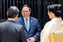 Le PM vietnamien, Pham Minh Chinh (au milieu) rencontre l’Empereur et l’Impératrice du Japon. Photo : Ministère des Affaires étrangères.