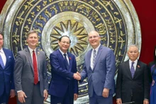 Le vice-président de l'Assemblée nationale (AN) Tran Quang Phuong (3e de gauche à droite) et le député John Moolenaar, de l'État du Michigan à la Chambre des représentants des États-Unis (3e de droite à gauche). Photo : VNA. 