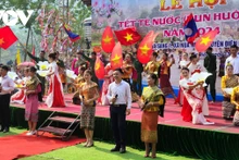 La Fête de l’eau 2024 (Bun Huôt Nam), avec de nombreuses activités culturelles et artistiques, a eu lieu le 14 avril, dans la commune Nua Ngam, district de Diên Biên, province de Diên Biên. Photo : VOV. 