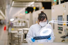 Une ouvrière travaille dans l’usine d’assemblage et de test de circuits électroniques de la Sarl Intel Products Vietnam. Photo: Intel Products Vietnam