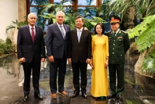 Le Premier secrétaire du Parti communiste de Cuba et Président cubain, Miguel Díaz Canel-Bermudez (2e à gauche), l'ambassadeur du Vietnam à Cuba, Lê Quang Long (au centre), et les délégués. Photo: Ambassade du Vietnam à Cuba.