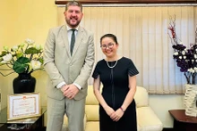 L'ambassadrice vietnamienne Tran Thi Thu Thin (à droite) et Michael Croft, représentant en chef de l'UNESCO au Mozambique. Photo: Ambassade du Vietnam au Mozambique.
