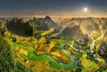 La rivière Quây Son est entourée de rizières dorées et de montagnes calcaires karstiques dans la province de Cao Bang. Photo : VNA.