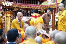 La procession de la Relique du Bouddha vers la pagode Quan Su, à Hanoï. Photo : VOV.