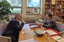 L’ambassadeur vietnamien en Australie, Pham Hung Tam (à droite), et le sénateur et ministre australien du Commerce et du Tourisme, Don Farrell, le 6 mai au siège du Parlement australien. Photo: baoquocte.vn.
