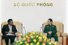Le ministre vietnamien de la Défense, Phan Van Giang (à droite), reçoit la secrétaire générale par intérim sud-africaine à la Défense, Thobekile Gamede, le 25 février à Hanoï. Photo : VNA. 