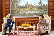 L’ambassadeur du Vietnam au Cambodge, Nguyên Huy Tang (à gauche), lors d'une visite de courtoisie à la Présidente de l'AN cambodgienne, Samdech Khuon Sudary. Photo : VNA.