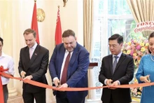 Cérémonie de coupe de la bande d’inauguration du consulat général de Biélorussie à Hô Chi Minh-Ville, le 7 décembre. Photo : VNA.