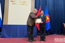 Le président de l'Union vietnamienne des associations des arts et des lettres, Dô Hông Quân (à droite), et le professeur agrégé, Dr Anatoly Sokolov de l'Institut d'études orientales. Photo : NDEL.