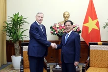 Le ministre vietnamien des AE, Bùi Thanh Son (à droite), et le premier vice-ministre russe des AE, V. Titov, le 3 mars à Hanoi. Photo: ministère vietnamien des AE.