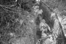 Au cours de la première offensive le 13 mars 1954, les soldats Viêt Minh progressent dans des tranchées pour attaquer et anéantir le centre de résistance Him Lam (Béatrice). Photo : VNA.