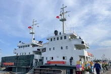 Le 8 janvier en matinée, les cadeaux ont été acheminés vers les deux navires Truong Sa 04 et Truong Sa 16 prêts pour le voyage. Photo : Cao Cuong.