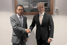 L'ambassadeur du Vietnam en Australie, Pham Hung Tam (à gauche), et le vice-ministre australien de la Défense, Hugh Jeffrey. Photo: baoquocte.vn