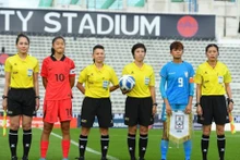 Les arbitres Nguyen Thi Hang Nga (première de droite) et Bui Thi Thu Trang (3e de droite). Photo: VFF