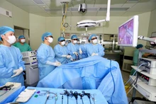 Lors d'une opération chirurgicale. Photo : Hôpital central de Huê.