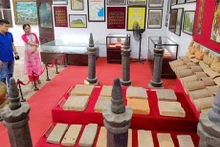 Des colonnes d'écritures bouddhistes du Xe siècle, au musée de la province de Ninh Binh, récemment inscrites aux Trésors nationaux. Photo : VNA.