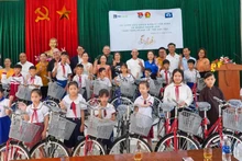 Des vétérans américains de la VFP-160 a remis des vélos aux enfants démunis de Quang Tri en mai 2024. Photo : RENEW 