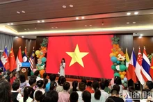 Luu Phuong Linh, représentant des enfants vietnamiens, présente la culture et le peuple vietnamiens aux amis internationaux. Photo: NDEL.