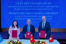 Cérémonie de signature du document de coopération dans la mise en œuvre du projet « Multiplier le modèle de parc éco-industriel, une approche efficace pour promouvoir l’économie circulaire au Vietnam », le 15 novembre à Hanoï. Photo: NDEL.