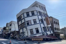 Un bâtiment effondré après le séisme. Photo: VNA.