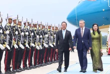 Le secrétaire général du Parti communiste du Vietnam, Tô Lâm (centre), et son épouse Ngô Phuong Ly à leur arrivée à l’aéroport de Halim Perdanakusuma, en Indonésie, le 9 mars. Photo : VNA.