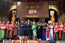 Lors de la cérémonie de célébration du Têt à Paris, en France. Photo : NDEL.