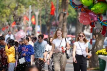 L'augmentation du nombre de visiteurs étrangers s'explique par des politiques de visa favorables et une bonne exploitation de marchés touristiques. Photo : VNA.