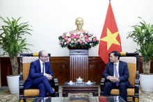 Le ministre vietnamien des Affaires étrangères, Bui Thanh Son (à droite), et le secrétaire d’État espagnol aux Affaires étrangères et mondiales Diego Martinez Belio, à Hanoi, le 16 avril. Photo : VNA.