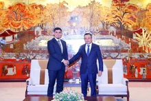 Le secrétaire adjoint du Comité municipal du Parti communiste du Vietnam et président du Comité populaire de la ville de Hanoï, Tran Sy Thanh (à droite), et le nouvel ambassadeur vénézuélien au Vietnam, Juan Carlos Fernandes Juárez, le 27 mai à Hanoï. Photo: daibieunhandan.