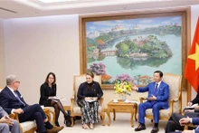 Le Vice-PM Trân Hông Hà (à droite) reçoit la chargée d’affaires par intérim de l’ambassade du Danemak au Vietnam, Mette Ekeroth, et le président du groupe danois Vestas Wind Systems A/S, Anders Runevad. Photo : VNA.