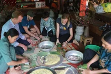 Des touristes étrangers honorent cet art qu’est la calligraphie de même que la tradition de demander aux lettrés des idéogrammes. Photo : VNA.