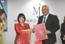 Le ministre cubain de la Justice, Oscar Manuel Silvera Martínez et la vice-ministre vietnamienne de la Justice Dang Hoang Oanh. Photo : VNA.