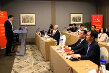 Lors du séminaire sur la promotion des investissements dans les domaines de l'industrie des semi-conducteurs, du commerce et des services au Vietnam. Photo : congthuong.vn