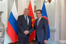 L’ambassadeur vietnamien en Russie Dang Minh Khoi (à droite) et le vice-ministre russe des Affaires étrangères Andreï Rudenko, le 4 septembre à Moscou. Photo: NDEL.