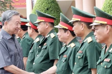 Le Président vietnamien Tô Lâm rend visite à la brigade du génie 25, à Vinh Long, dans le delta du Mékong, le 5 juillet. Photo : VNA