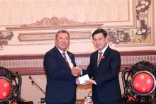Le vice-président du Conseil populaire de Hô Chi Minh-Ville, Nguyên Van Dung (à droite), et le président de l'Association des Parlementaires d'Amitié d'Osaka, Wada Kenji. Photo : VNA.