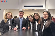 Les candidates vietnamiennes avec des experts. Photo : VOV.